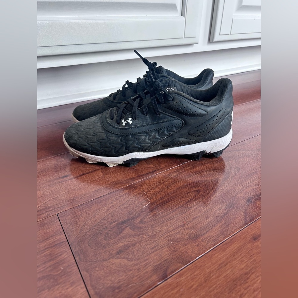 Under Armour boys size 6 baseball cleats